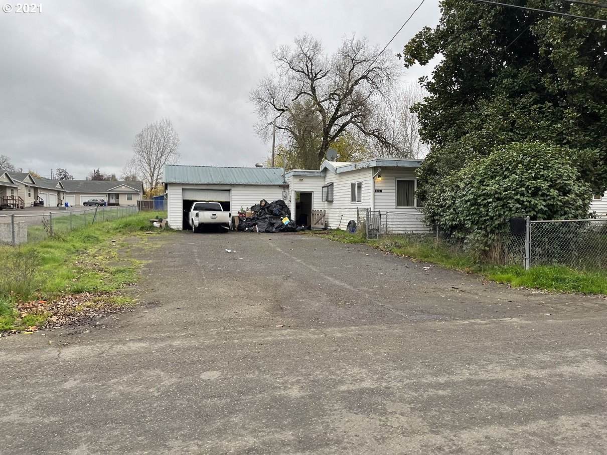 220 Gregory Dr - Photo 1
