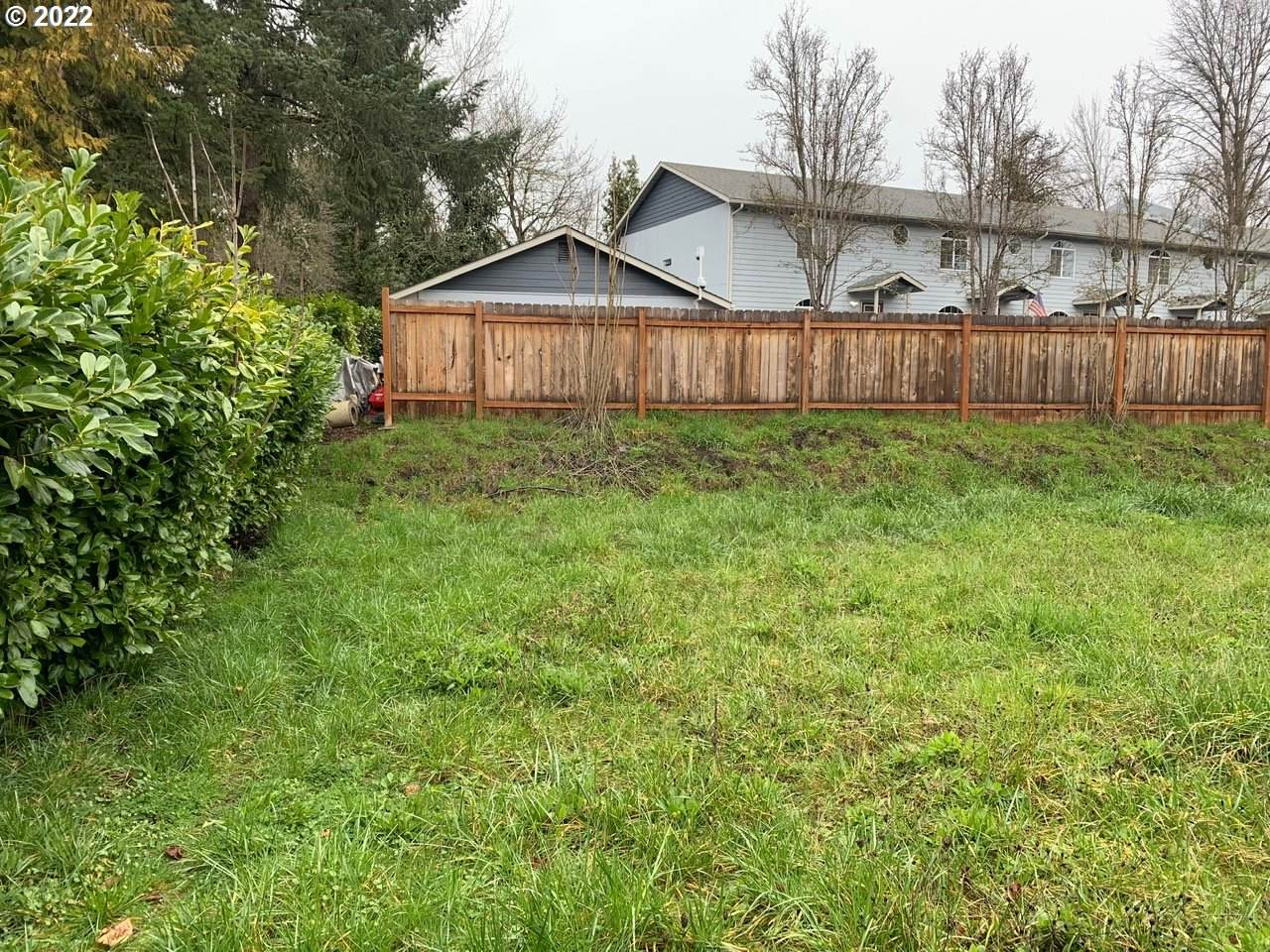 408 Umpqua St - Photo 1