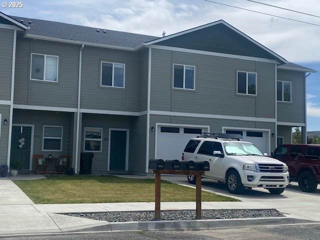 585 Baker St - Photo 1