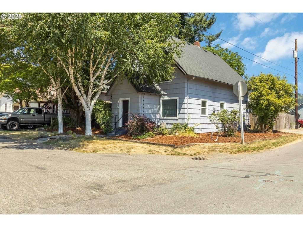 546 4TH Ave - Photo 1