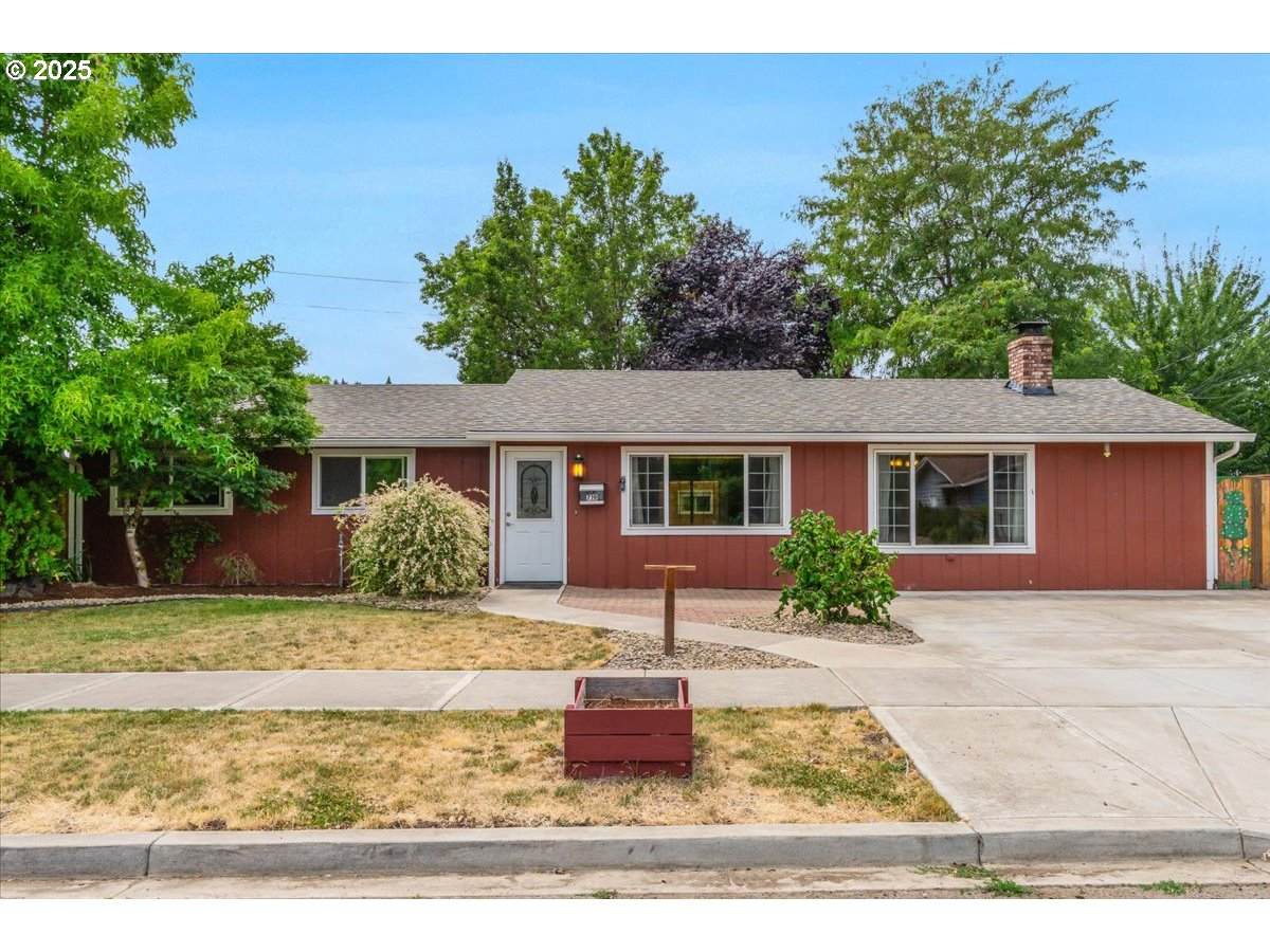 719 Chehalem St - Photo 1