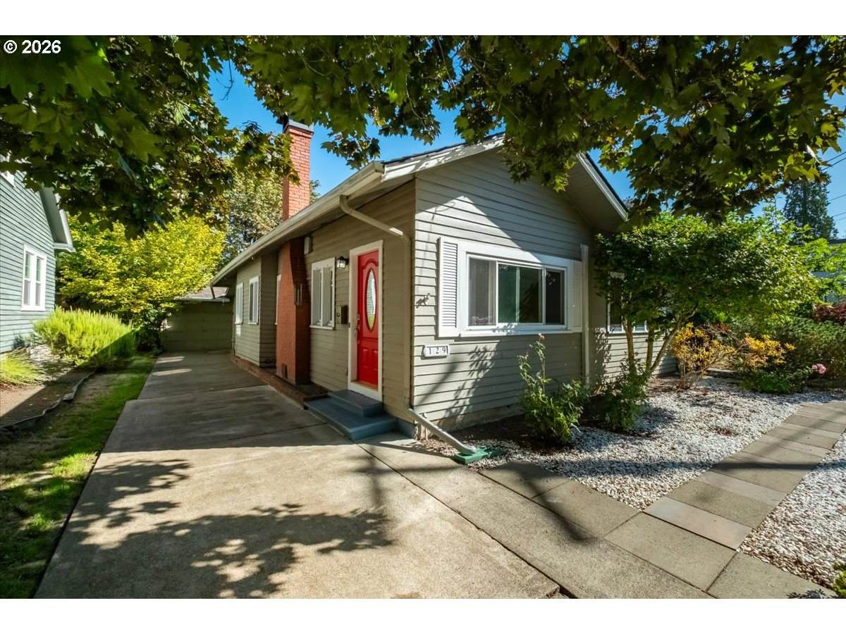 129 11TH St - Photo 1