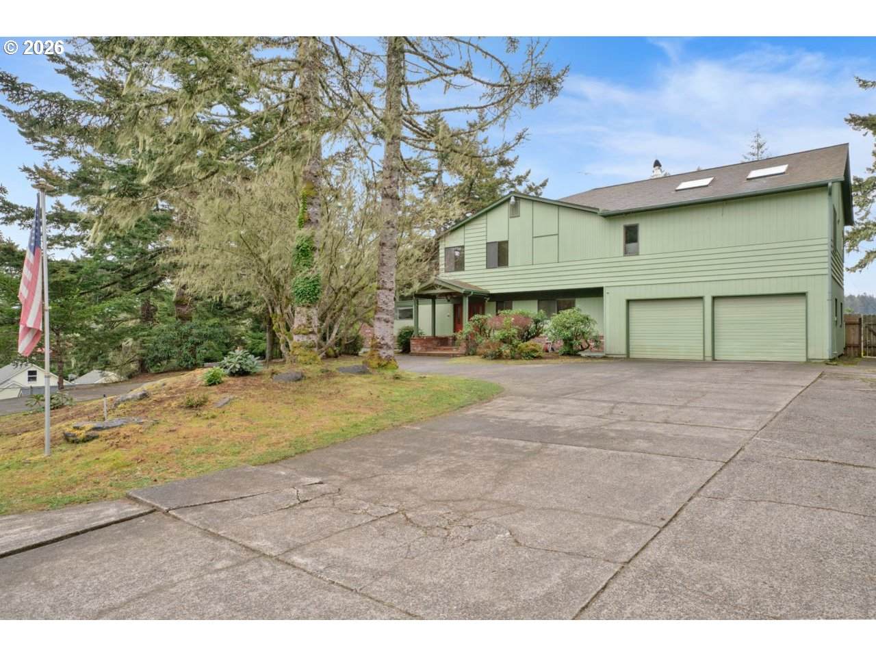 833 Rhododendron Dr - Photo 1