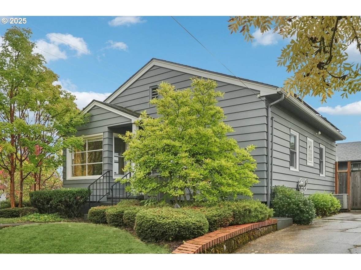 2758 Schuyler St - Photo 1