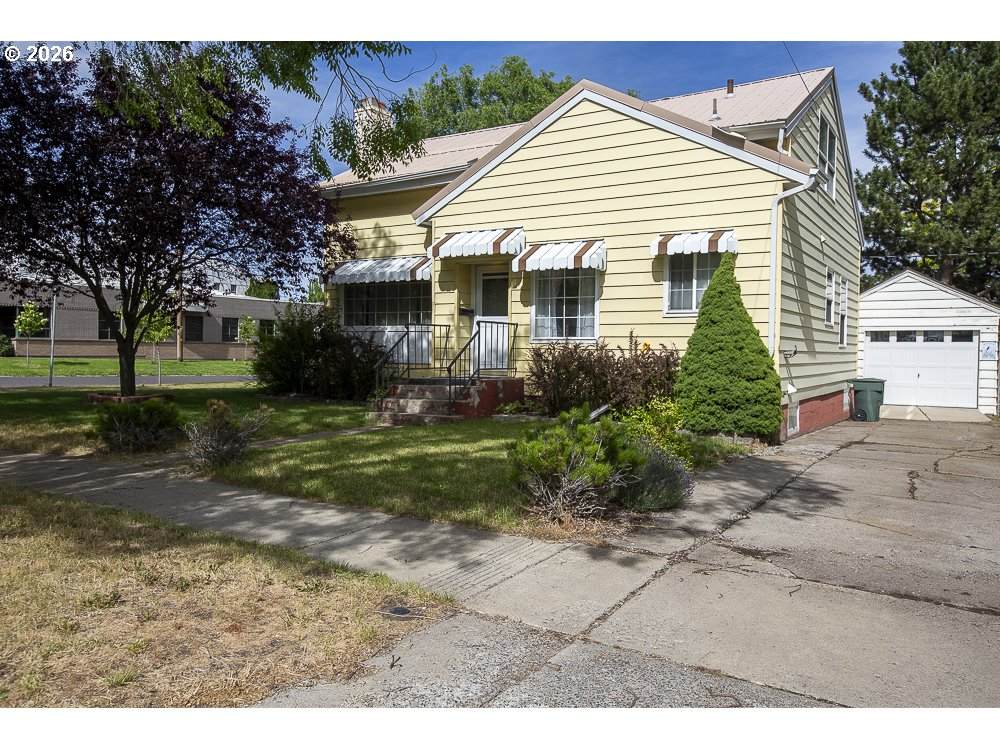907 4TH St - Photo 1
