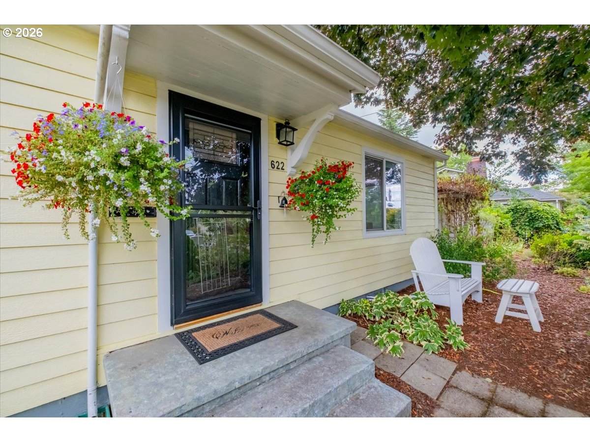 622 Hayter St - Photo 1