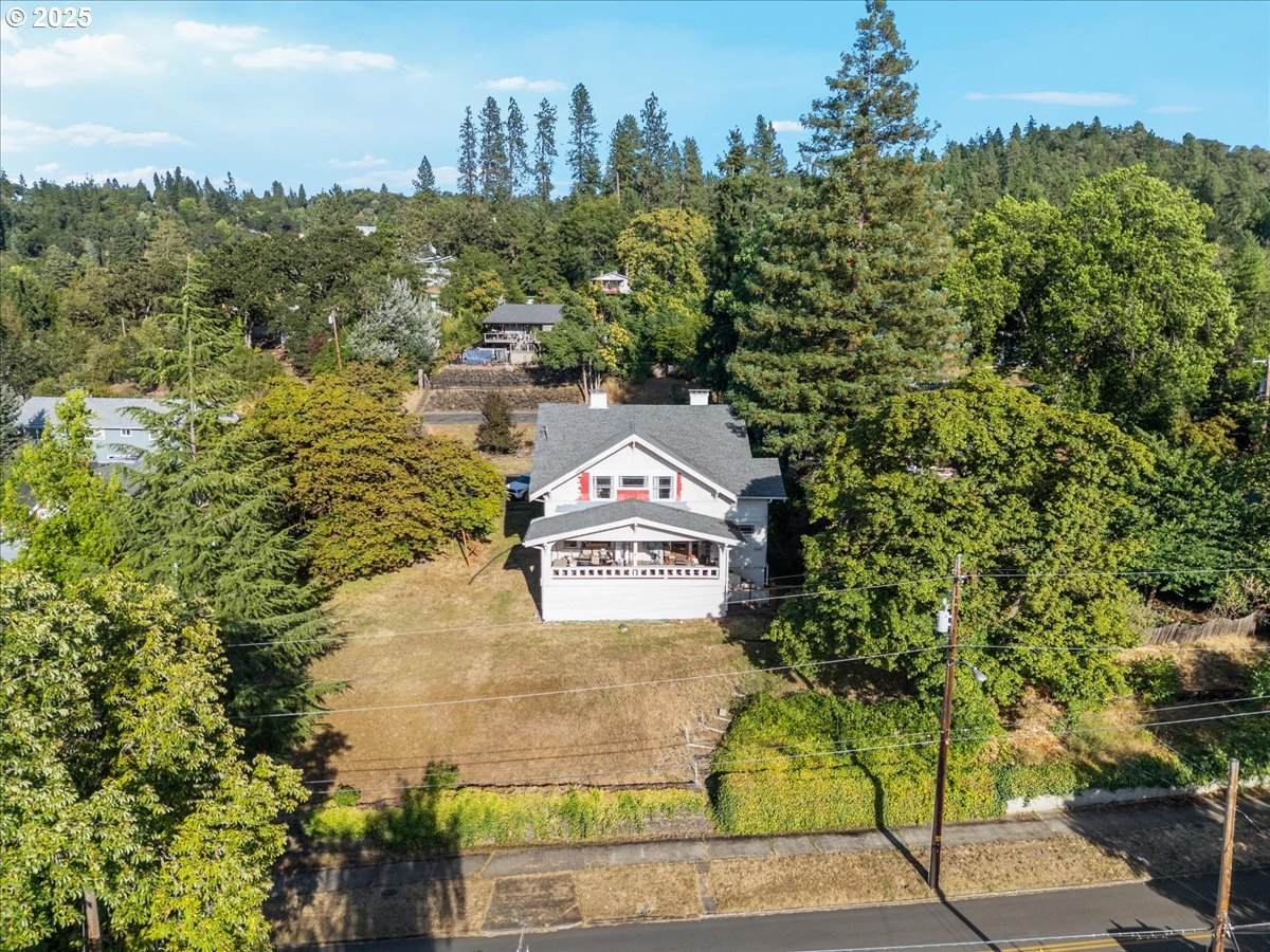 1047 Main St - Photo 1