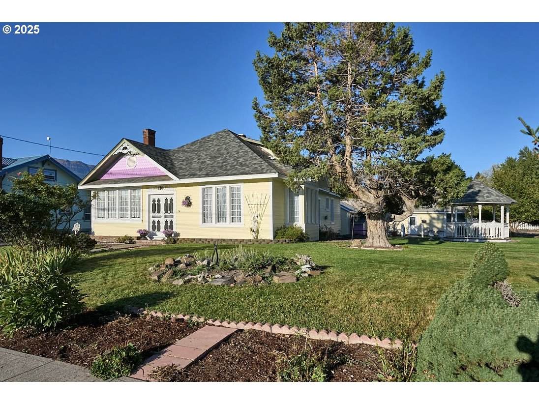 110 Holmes St - Photo 1