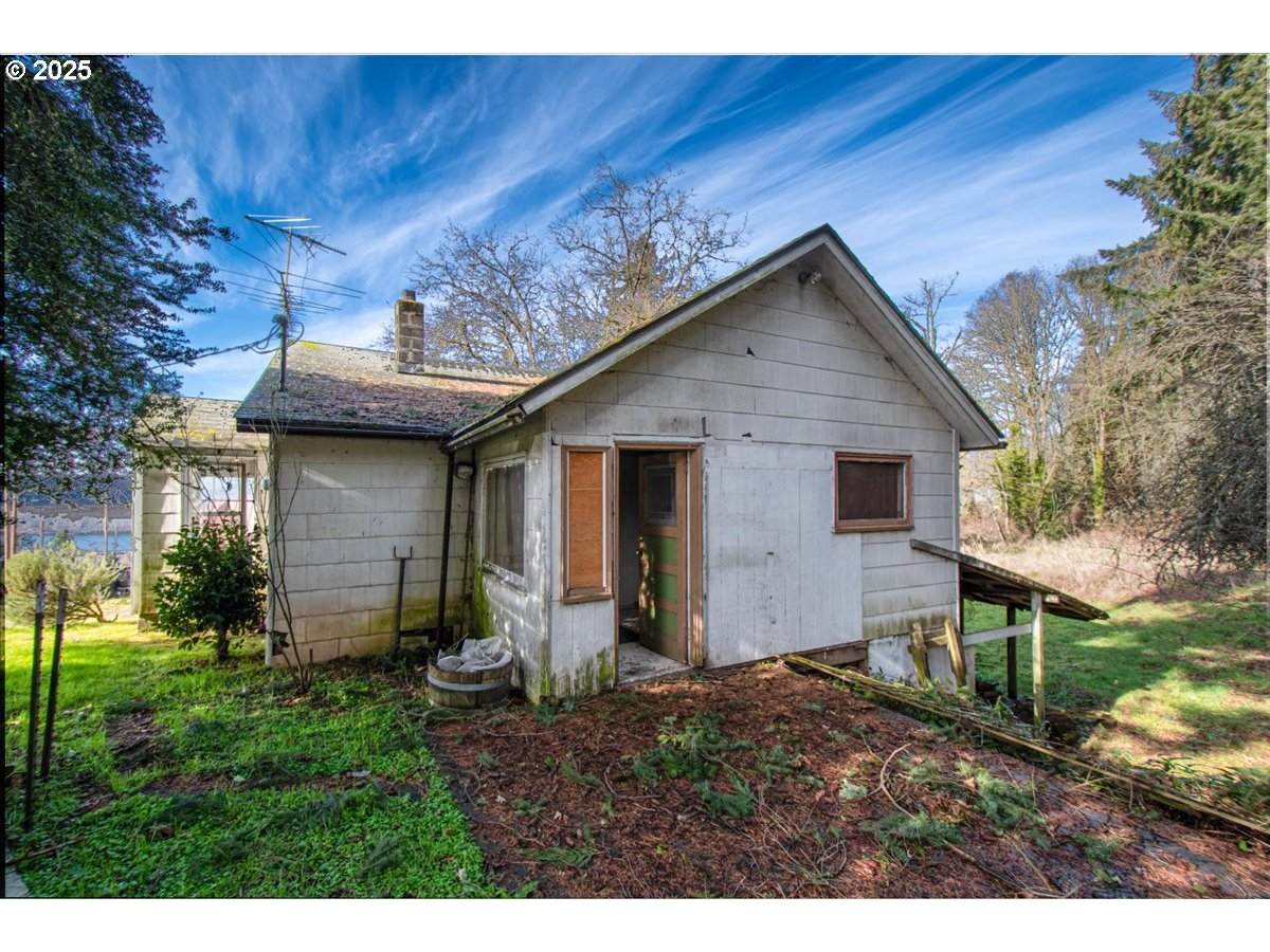 390 Juniper St - Photo 1