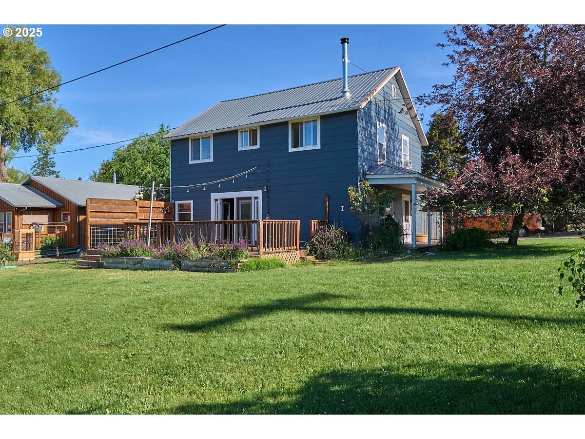 306 5TH St - Photo 1