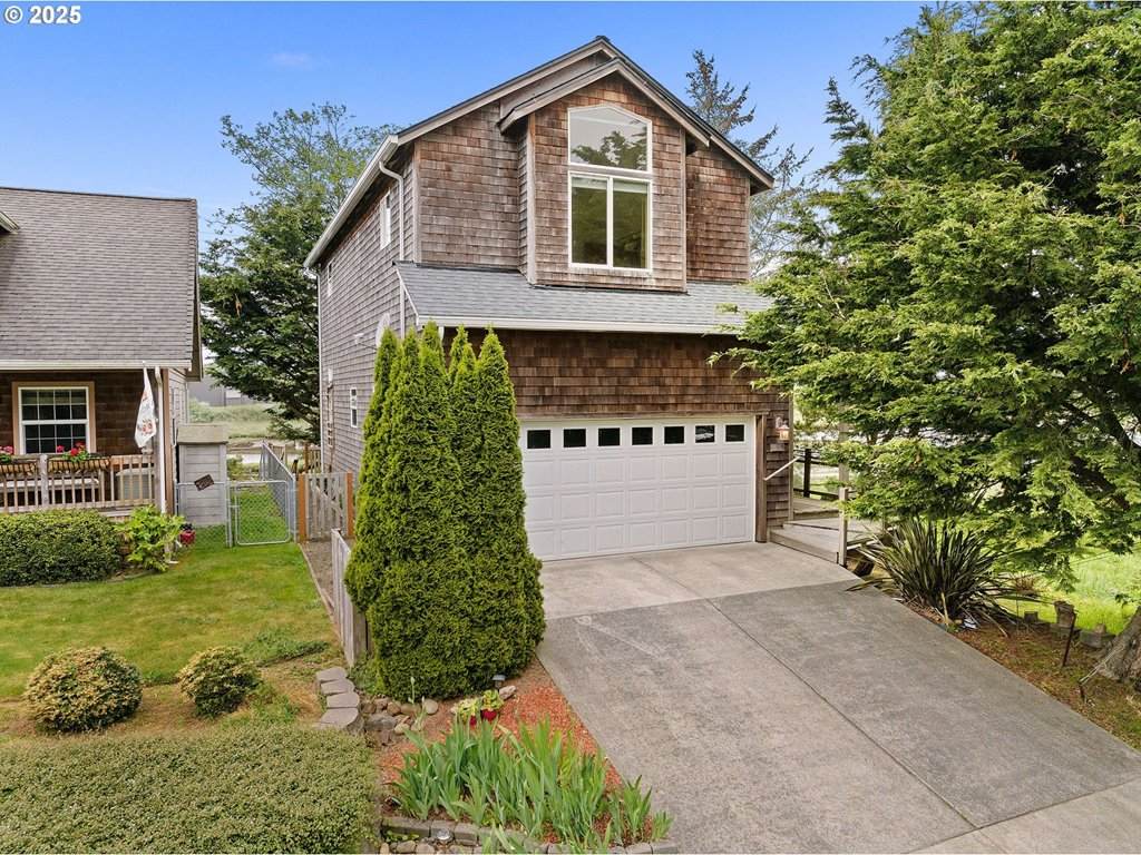 1280 Queen St - Photo 1
