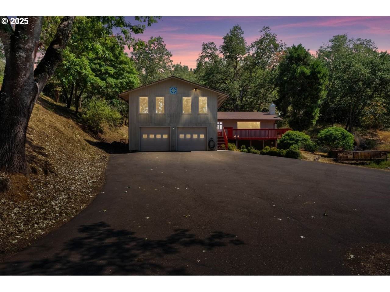 221 Oakview Dr - Photo 1