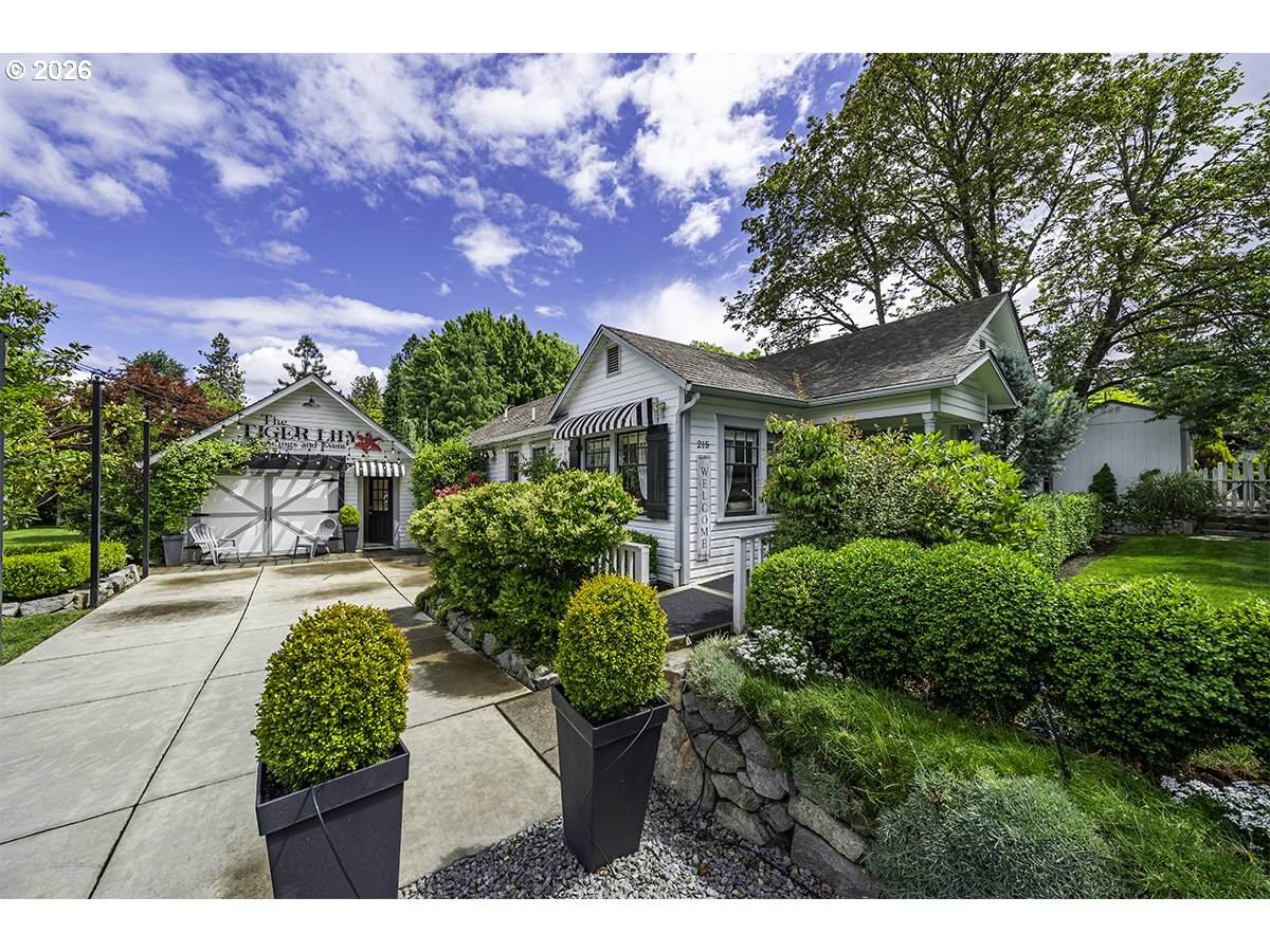 215 4TH St - Photo 1