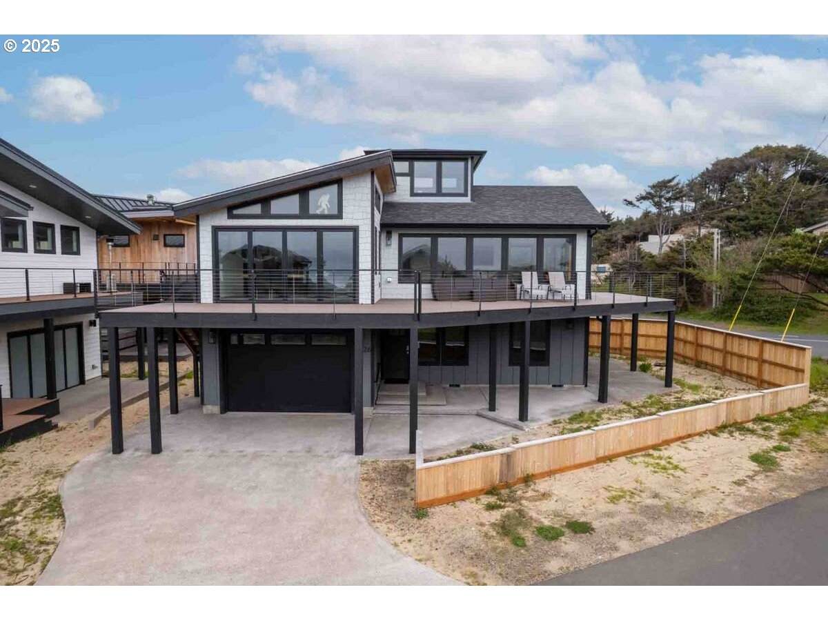726 Beach St - Photo 1