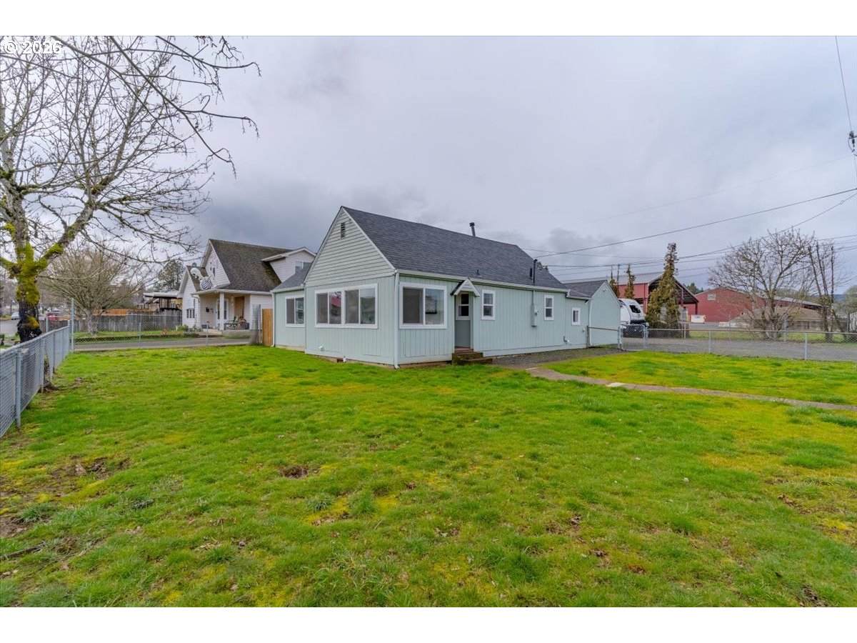 809 Ash St - Photo 1