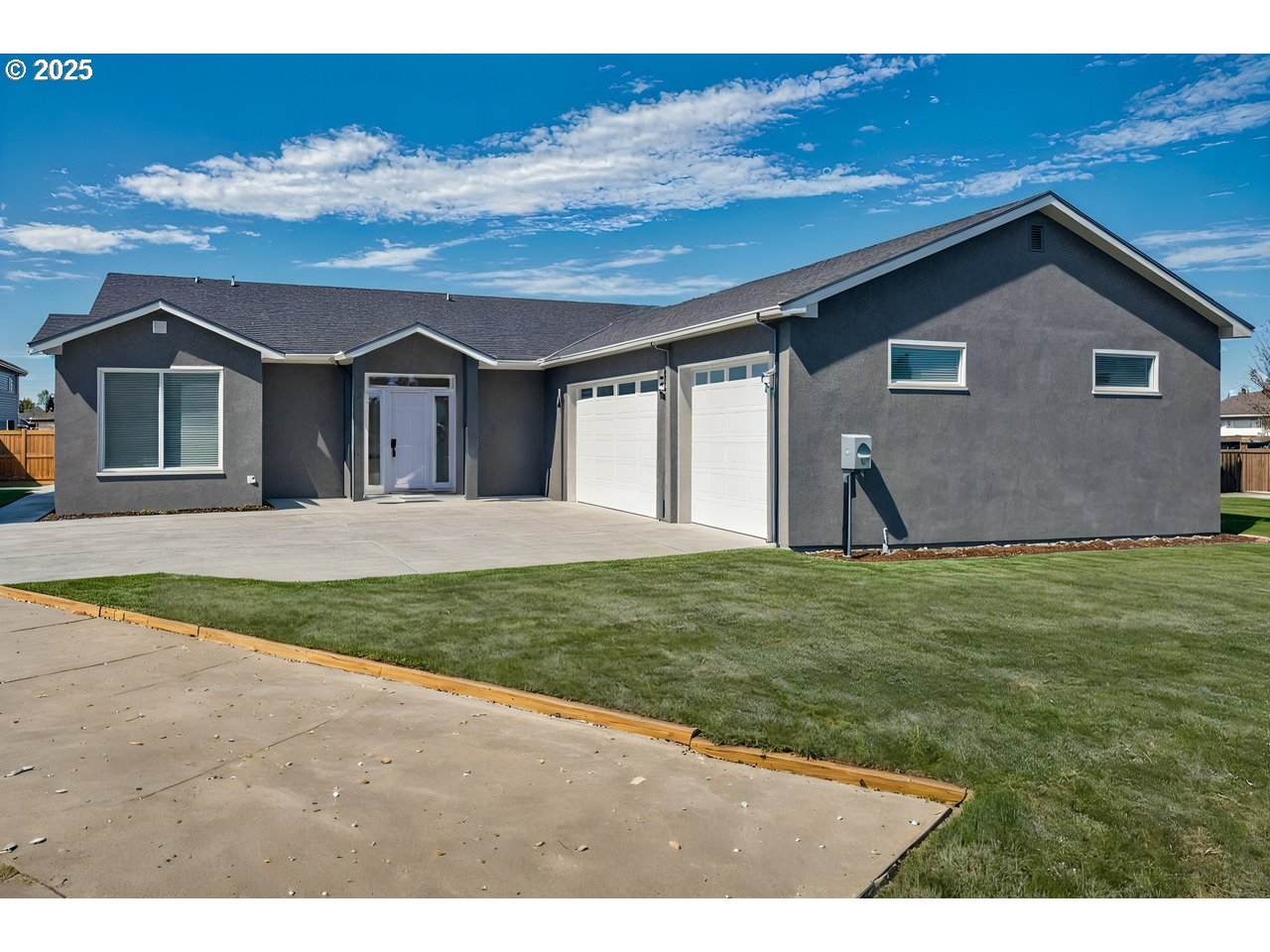 1194 Emerald Dr - Photo 1