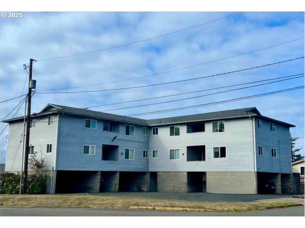 166 8TH St - Photo 1