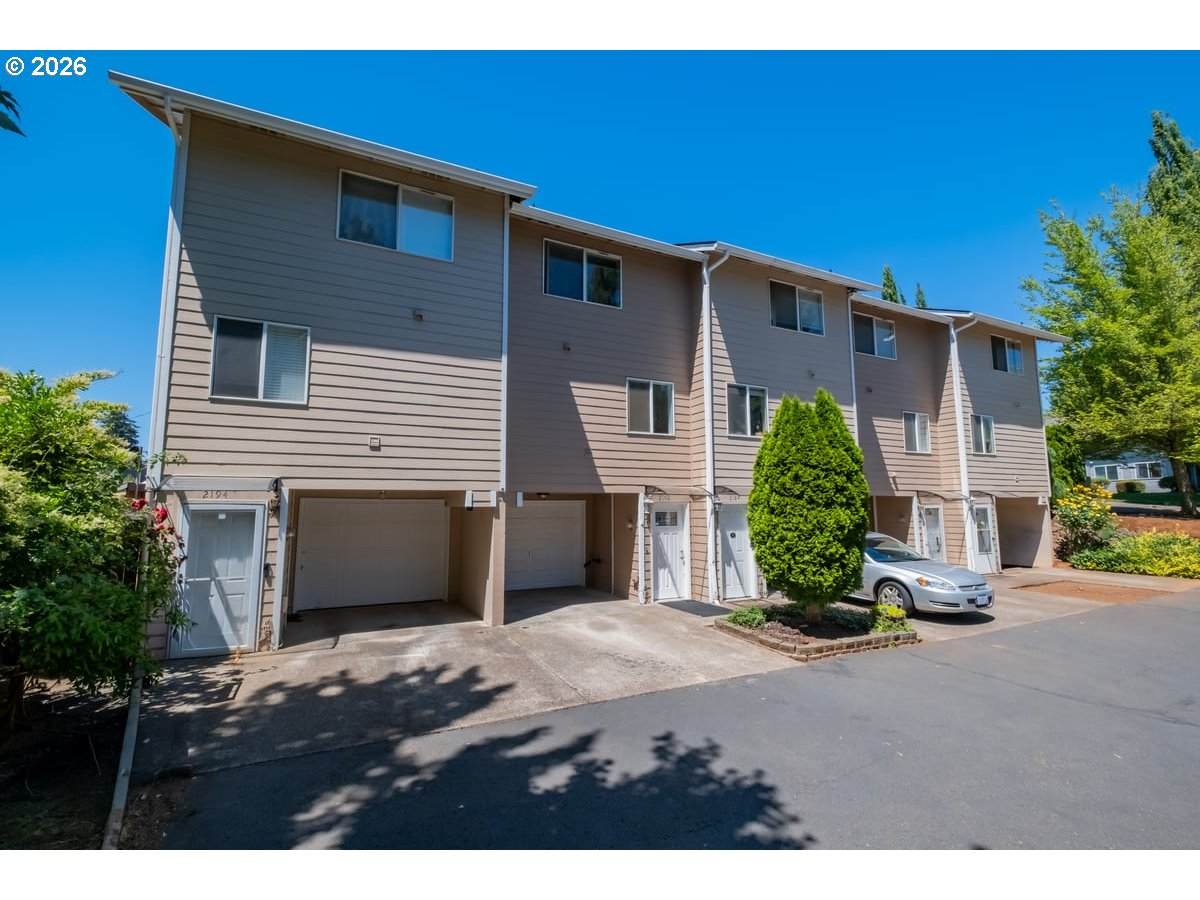 2190 Maplewood Dr - Photo 1