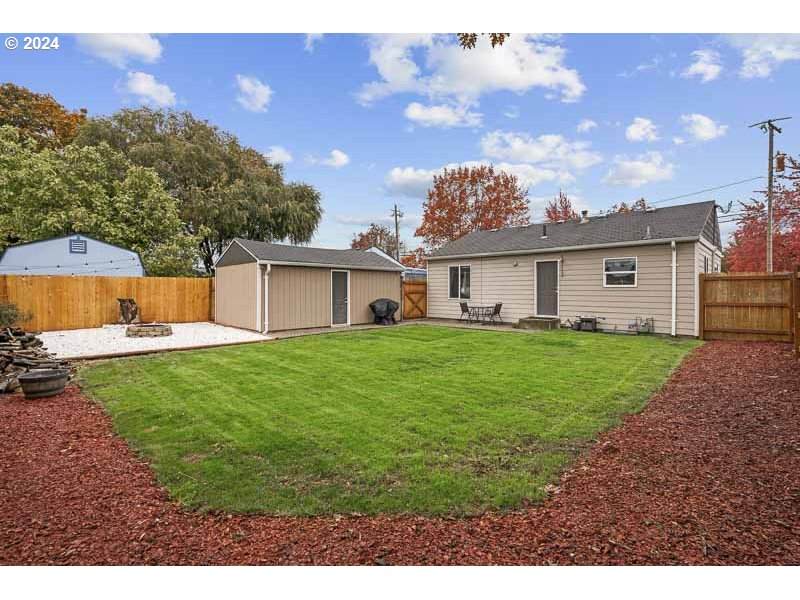 704 Waverly Dr - Photo 1