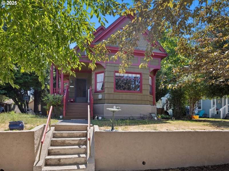 934 Nehalem St - Photo 1