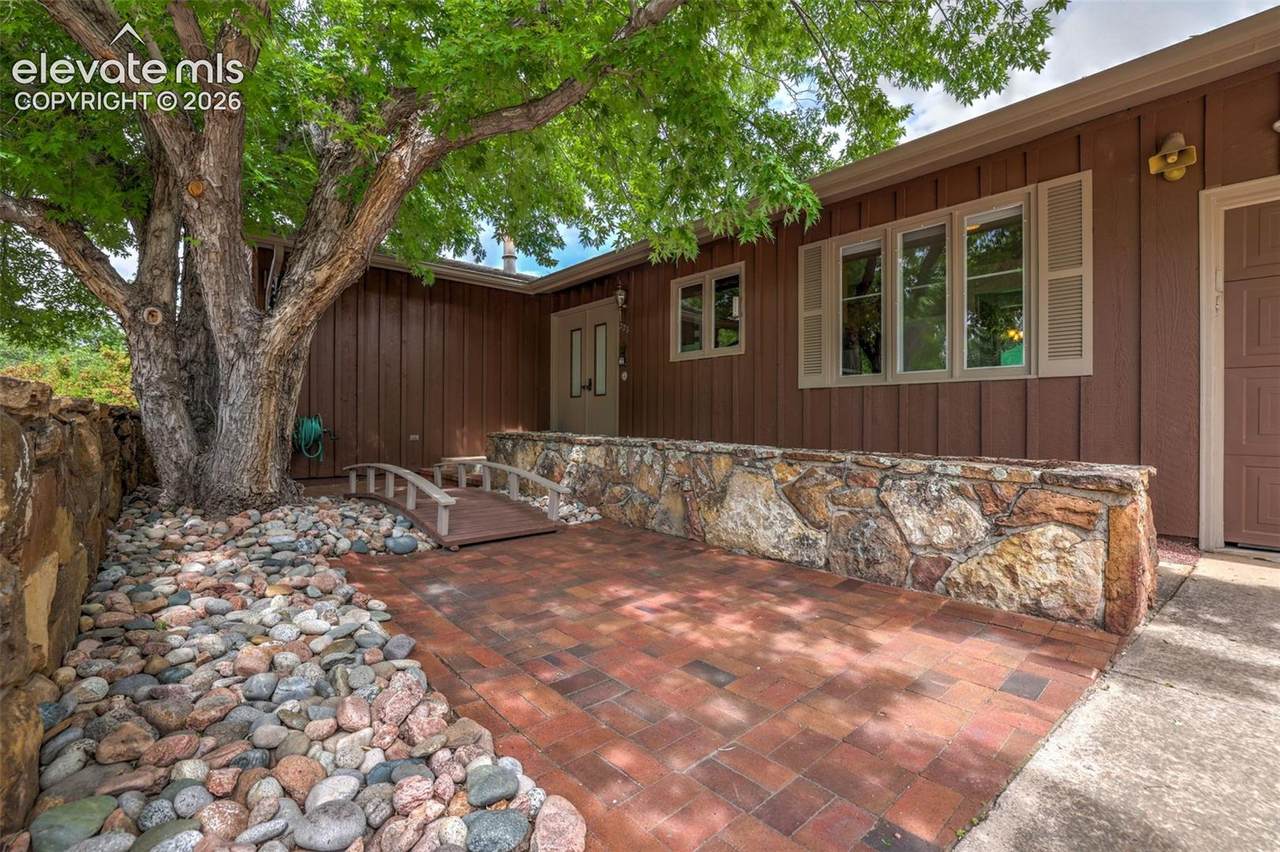 223 Crystal Hills Boulevard - Photo 1