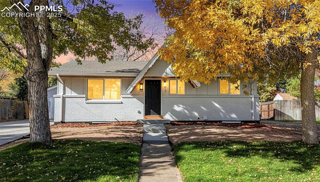 367 Queen Circle - Photo 1