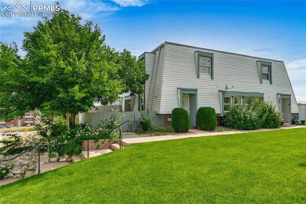 3043 Fountain Boulevard - Photo 1