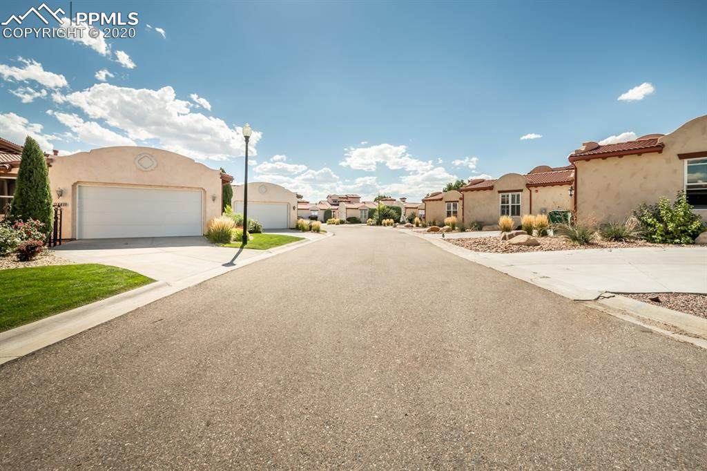 4426 Turnberry Crescent - Photo 1