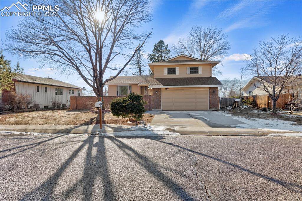 2810 Country Club Circle - Photo 1