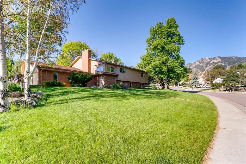 560 Thames Drive - Photo 1