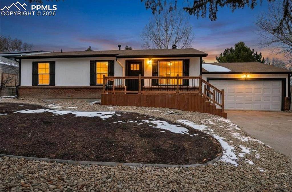 995 Oakwood Drive - Photo 1