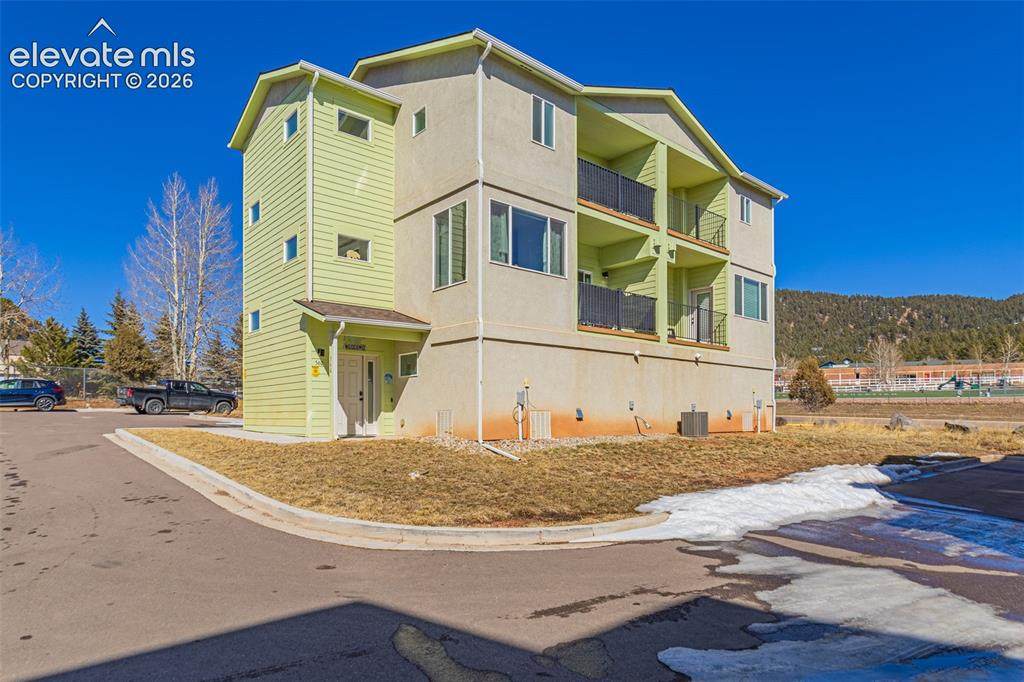 560 Grace Avenue - Photo 1