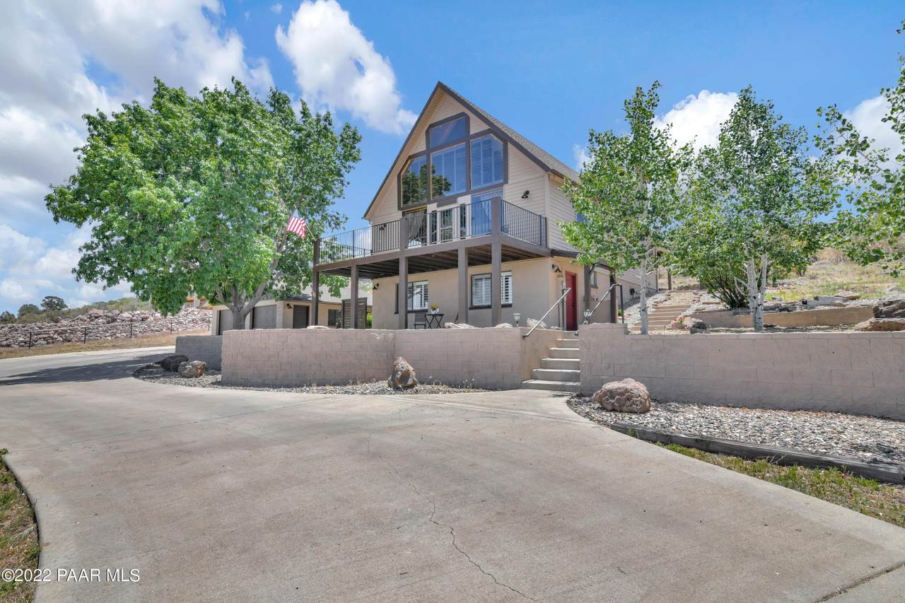 715 Lakeview Drive - Photo 1