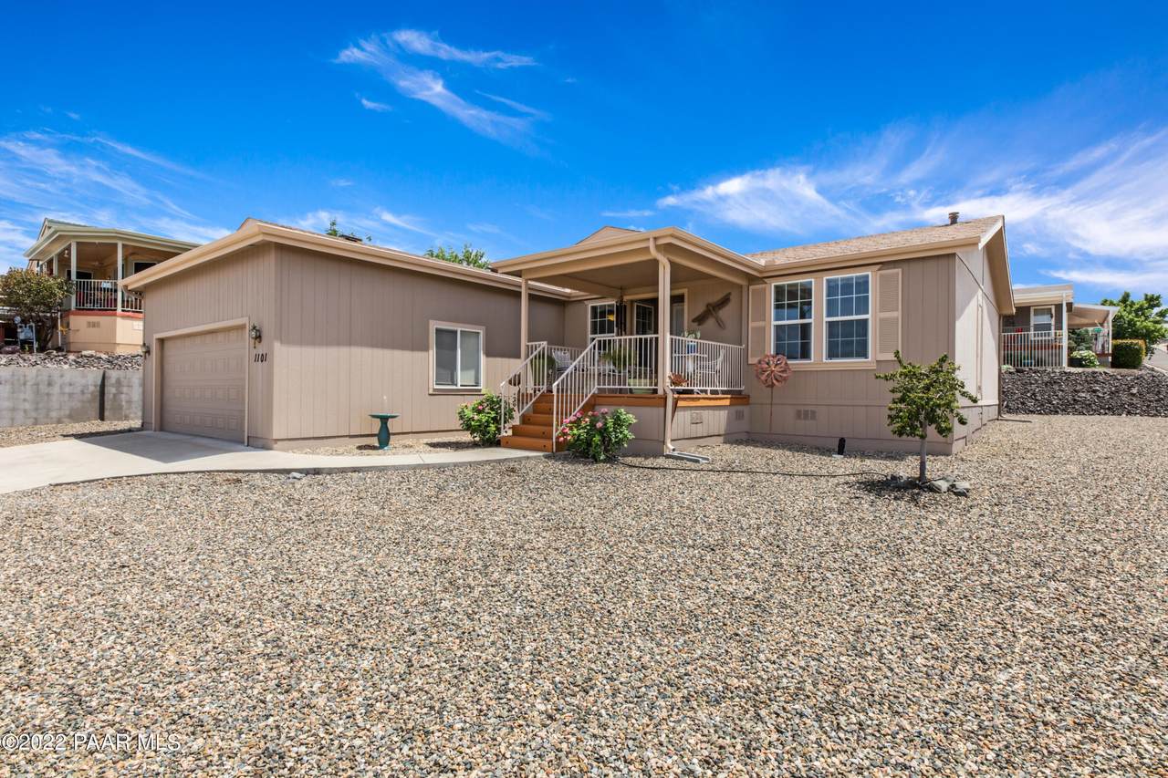 1101 Leslie Street - Photo 1