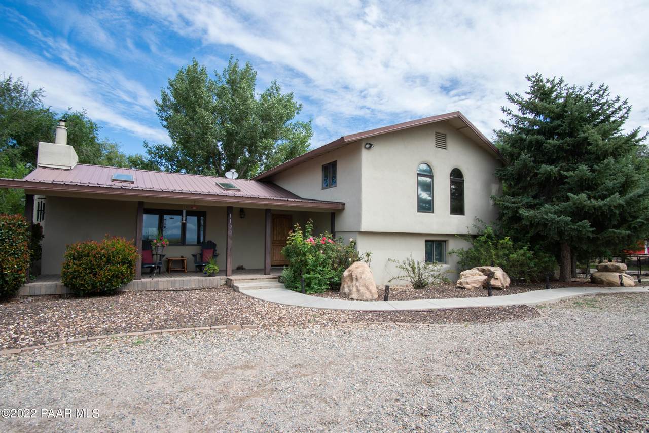 1100 4 Road South - Photo 1