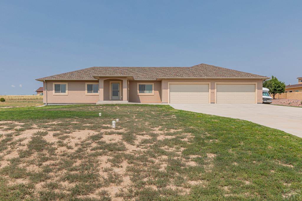 713 Woodstock Dr - Photo 1