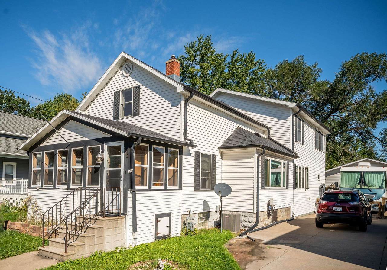 722 11TH Avenue - Photo 1