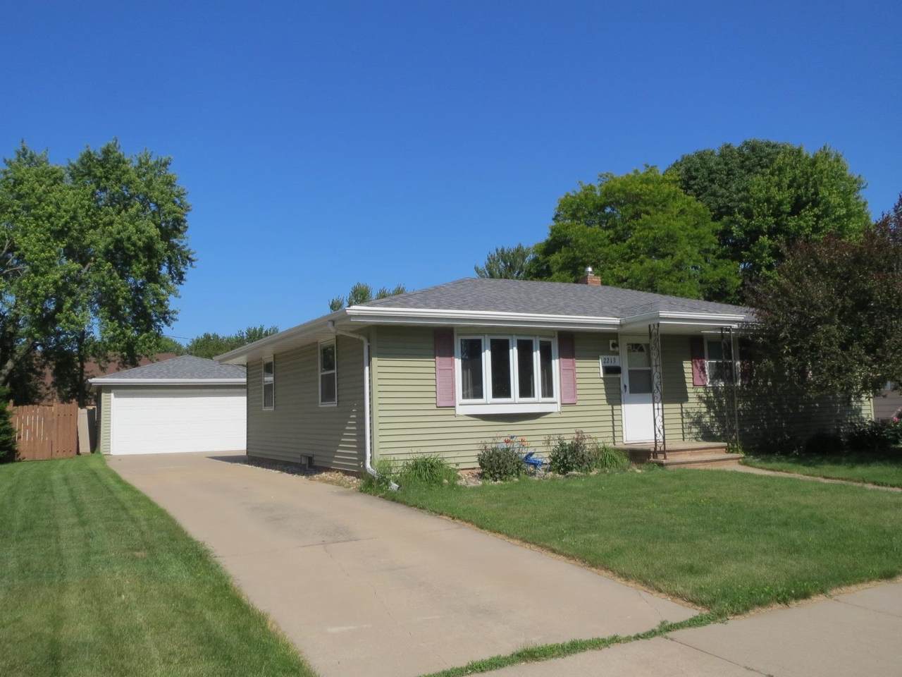 2213 Summit Street - Photo 1