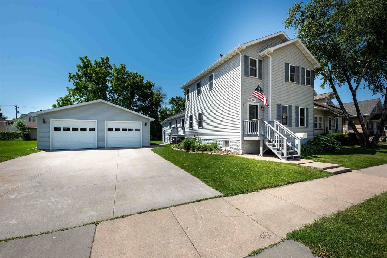 915 5TH Avenue - Photo 1