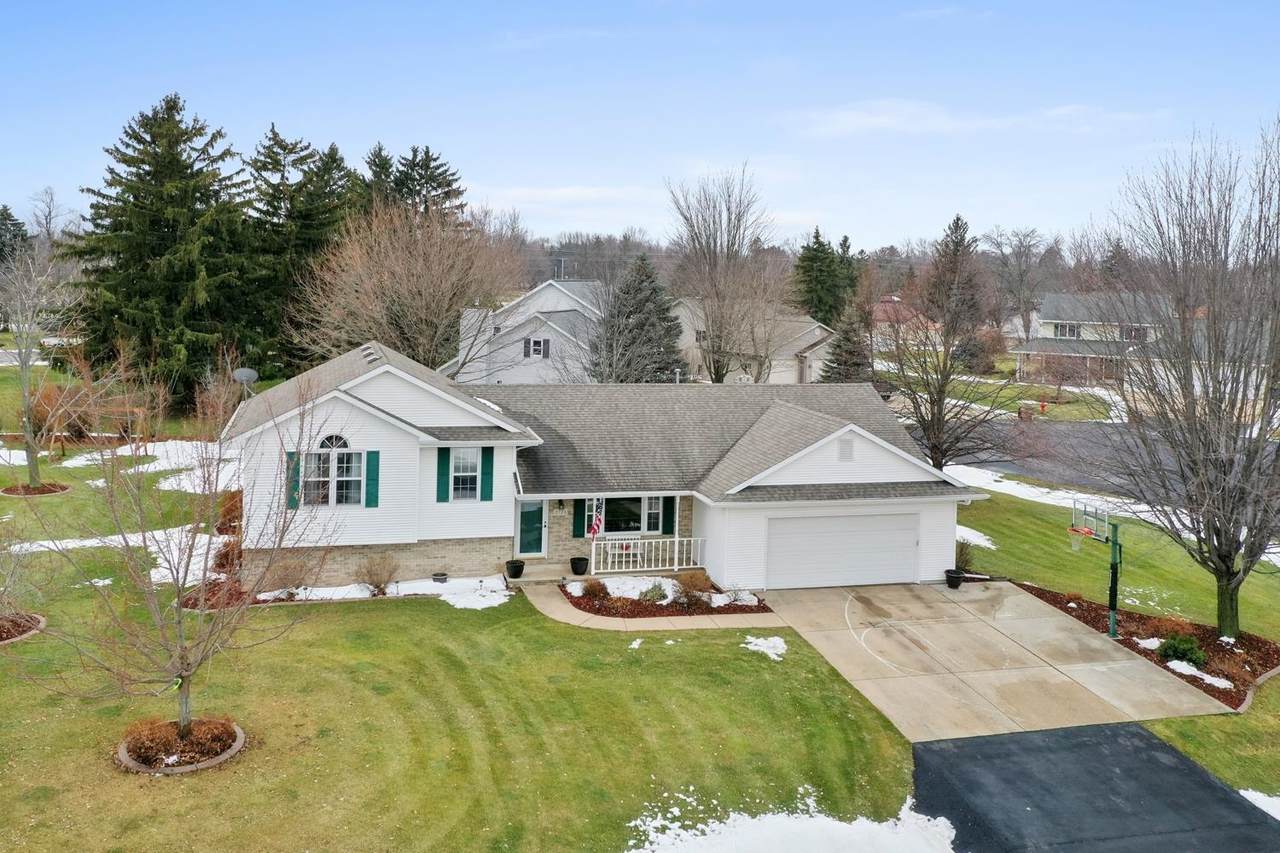 2723 Oakwood Circle - Photo 1