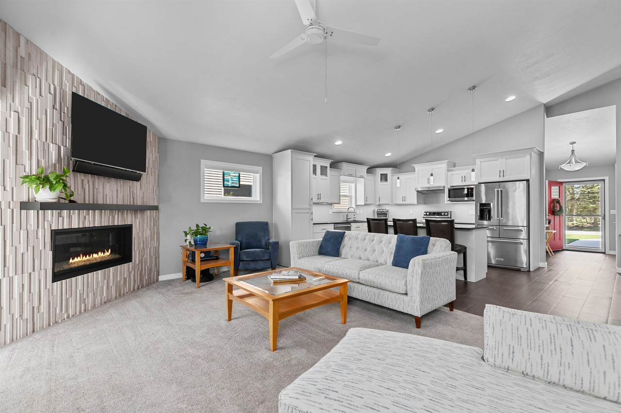 N217 Pinecrest Boulevard - Photo 1