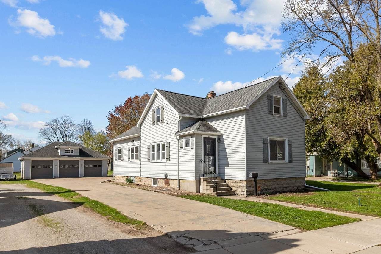 913 4TH Avenue - Photo 1