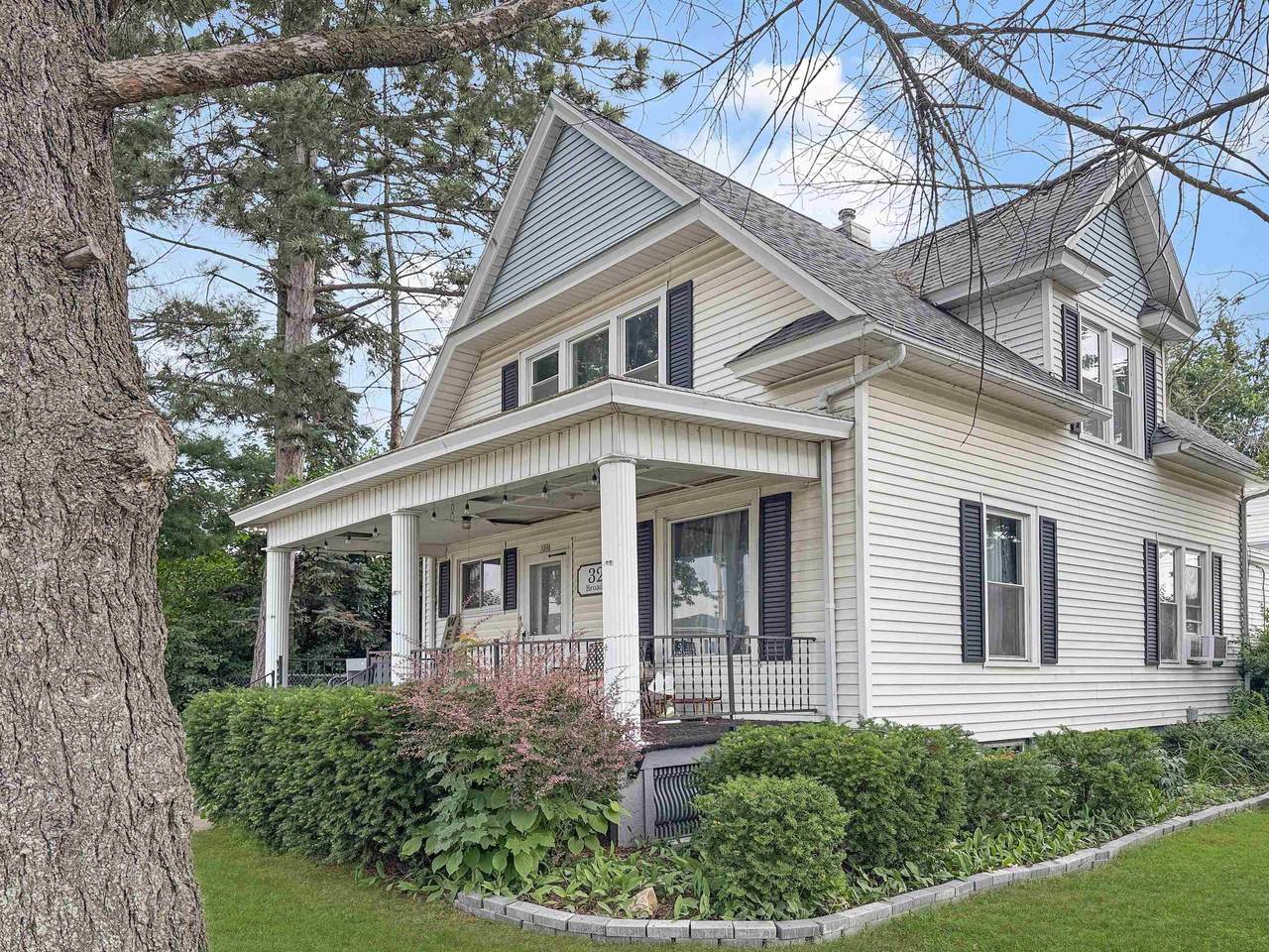 328 Broadway Street - Photo 1