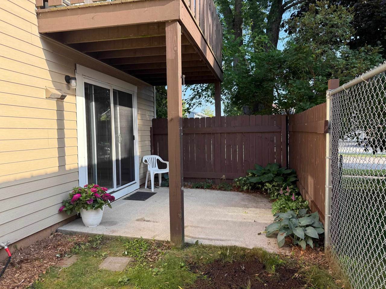 2602 Camelot Boulevard - Photo 1