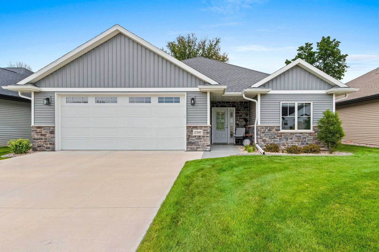 2592 Farmington Way - Photo 1