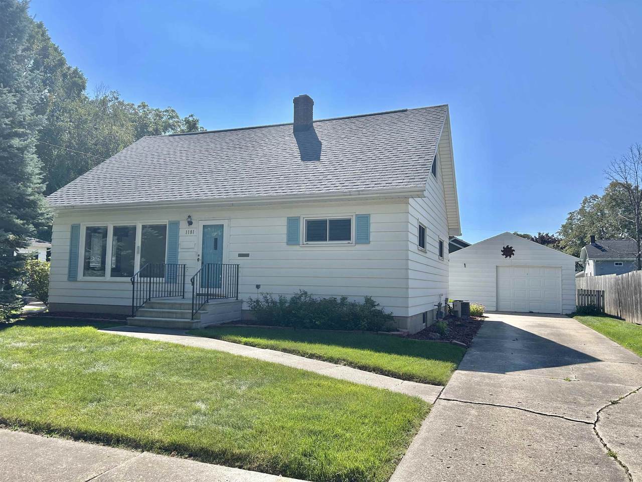 1181 Roscoe Street - Photo 1