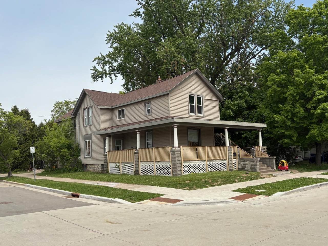 420 Lincoln Avenue - Photo 1