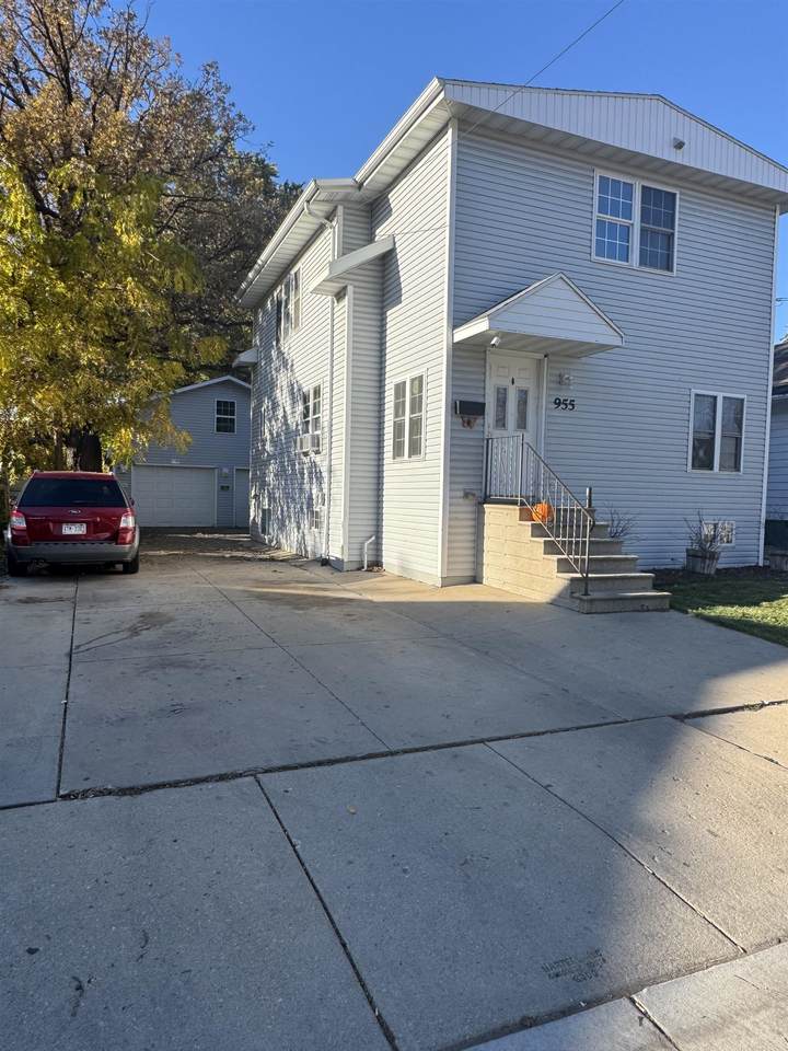 955 Denis Place - Photo 1