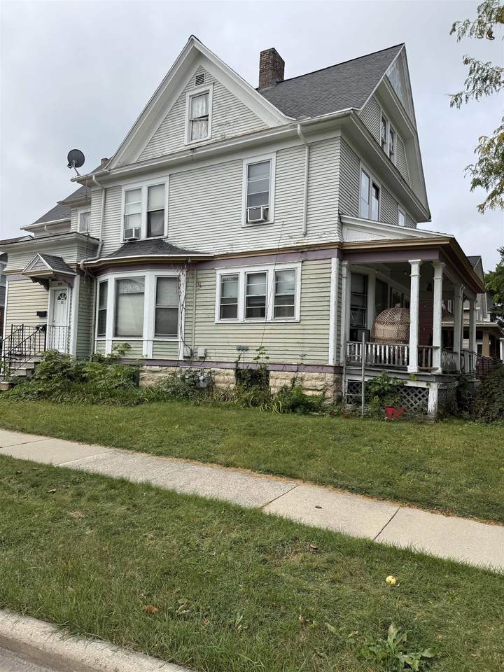140 4TH Street - Photo 1