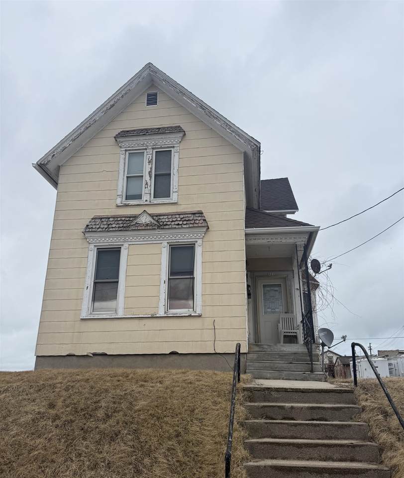 921 13TH Street - Photo 1